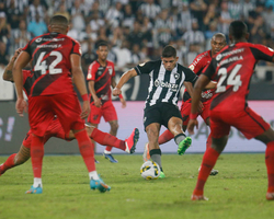 Botafogo vence Athletico-PR e encerra sequência negativa no Brasileirão