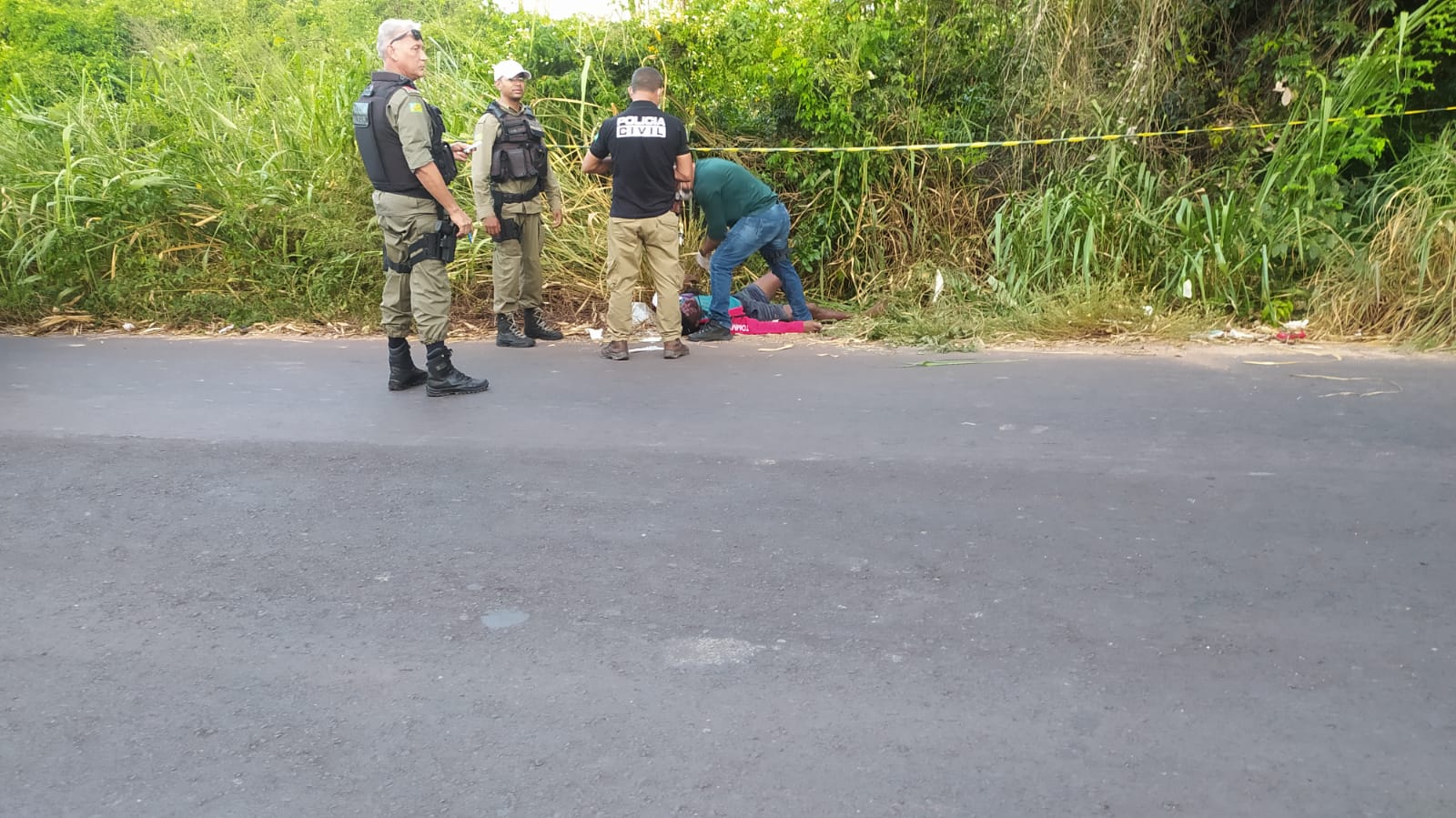 Jovem é encontrado morto ao lado de moto nas margens de avenida em Teresina (Foto: Ivan Lima/ Meio Norte)