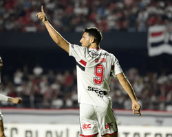 São Paulo anuncia renovação de contrato com o atacante Jonathan Calleri 