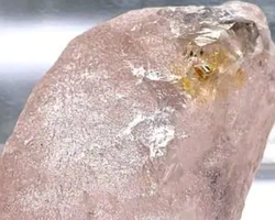 Diamante raro rosa de 170 quilates é encontrado na Angola