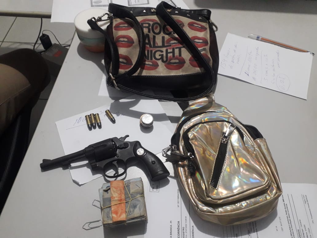 Arma de fogo e bolsas aprendidas com a dupla (Foto: Polícia Militar do Piauí)