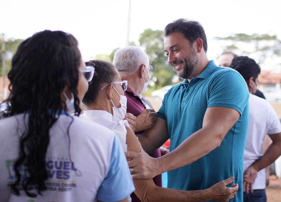 Pré-candidato a deputado federal conversa com moradores de Miguel Alves