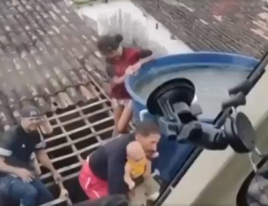 Chuva: Bebê e mais 6 pessoas são resgatados pelo telhado de casa em Alagoas