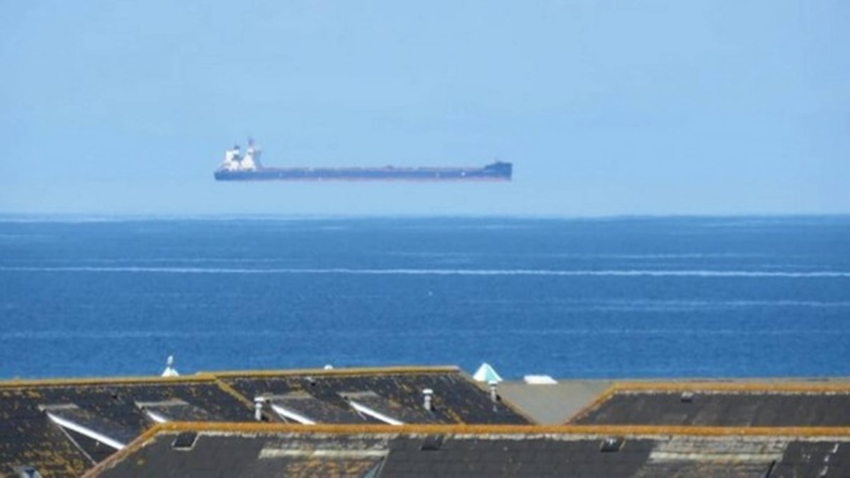 Navio "flutua" na costa da Cornualha Foto: Reprodução 