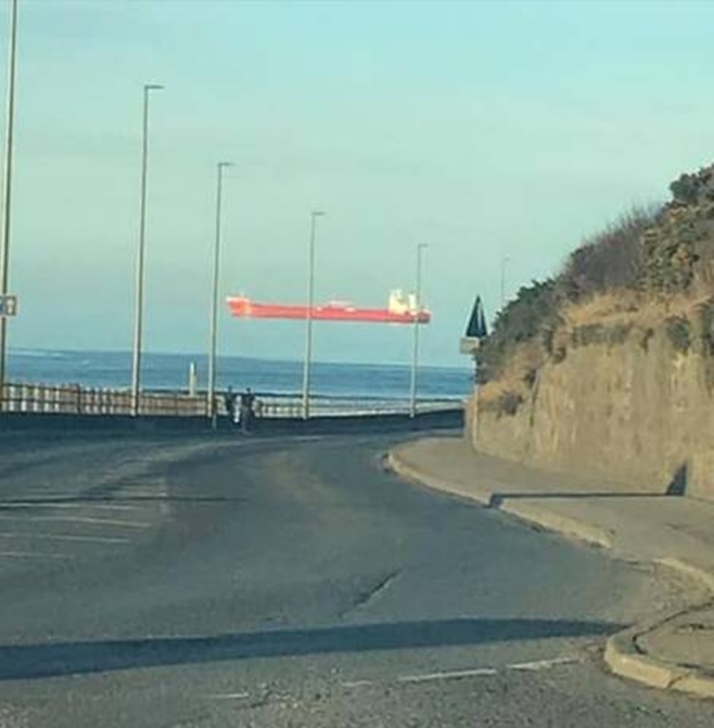 Creates an optical illusion ship "to float in the sky" Photo: Reproduction/Facebook (Colin McCallum) 