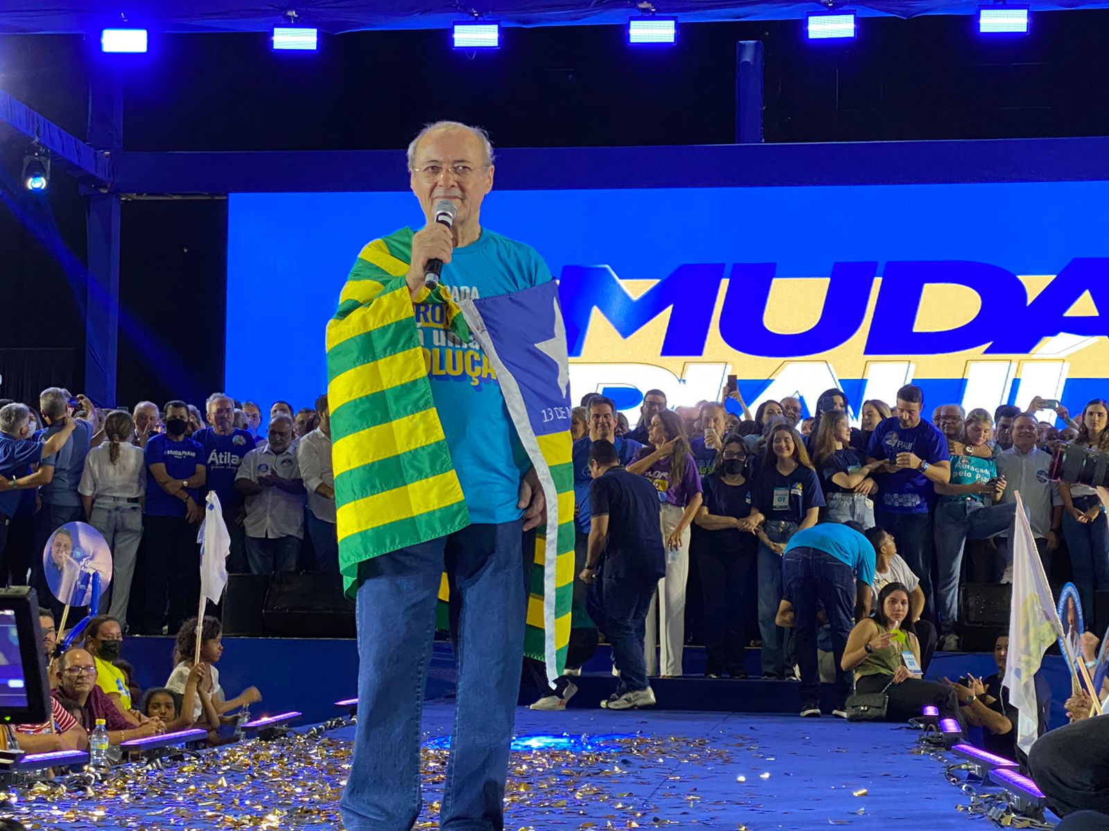 Silvio mendes discursa abraçado com a bandeira do Piauí (Foto: Apoliana Oliveira)