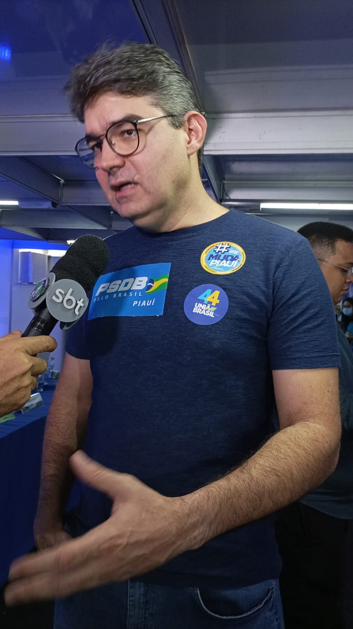 Luciano Nunes marca presença no evento ostentando adesivo do União Brasil (Foto: Gilson Rocha)