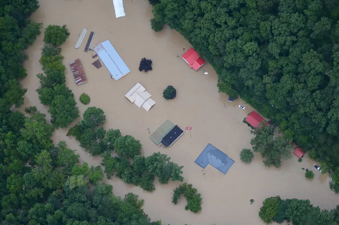 Casas em região leste do Kentucky cobertas de água até o telhado em 31 de julho de 2022, após chuvas torrenciais terem atingido o estado dos EUA. — Foto: U.S. Army National Guard via Reuters 
