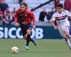 Athletico-PR vence o São Paulo por 1 a 0 em Curitiba e volta ao G-4