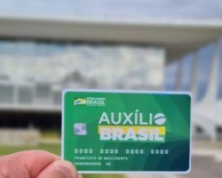 Cartão do Auxílio Brasil começa a ser entregue; veja quem receberá