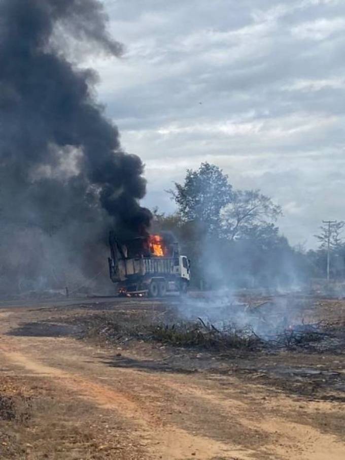 Caminhão da prefeitura de Amarante pega fogo após ser atingido por fio (Foto: Reprodução/ WhatsApp)