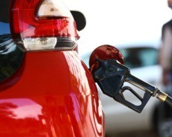 Preço da gasolina cai em todos os estados nesta semana, diz ANP