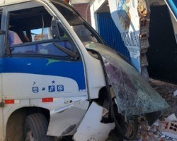 Motorista perde controle e ônibus derruba parede de igreja em Amarante
