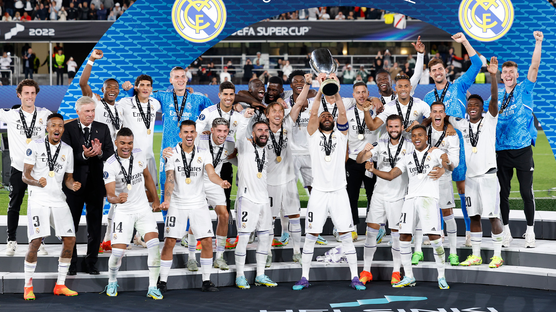 Elenco do Real Madrid comemora conquista da Supercopa da Uefa segurando troféu. (Foto: Reprodução Twitter)