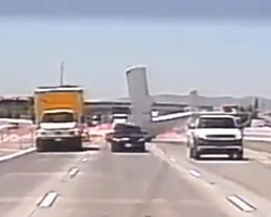 Avião bate em caminhão e pega fogo após pouso forçado em rodovia; vídeo