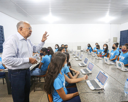 Doutor Pessoa planeja entregar 17 mil computadores para escolas municipais