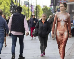 “Naked dress”: vestido que reproduz nudez custa R$ 3 mil  e vira tendência