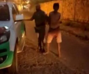 Homem foi agredido por populares e preso pela PM em Floriano - Foto: Reprodução/Floriano News