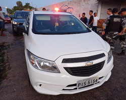 População prende casal com carro roubado e arma na Vila Bandeirante