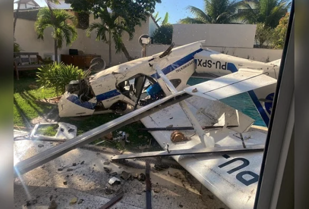 Avião cai sobre casa na Barra da Tijuca e deixa dois feridos