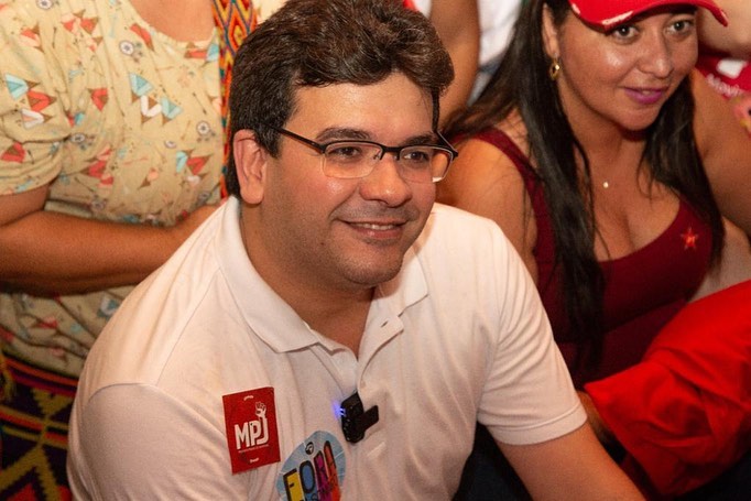 Rafael Fonteles promove adesivaço na madrugada desta terça-feira (16) (Foto: Divulgação)