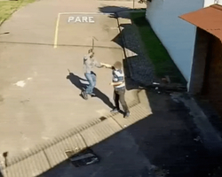 Pai ataca filho com facão e arrasta a vítima no capô durante fuga