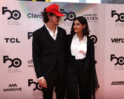 Julia Dalavia e João Vithor Oliveira assumem namoro em Festival de Gramado