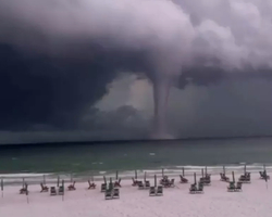 Tempestades com raios e ventos formam tornados e atingem praias; vídeo