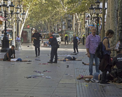 Terrorismo usa van contra turistas, mata 14 e fere 100 em Barcelona 