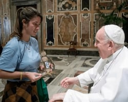Papa Francisco recebe garrafinha com cachaça de brasileira