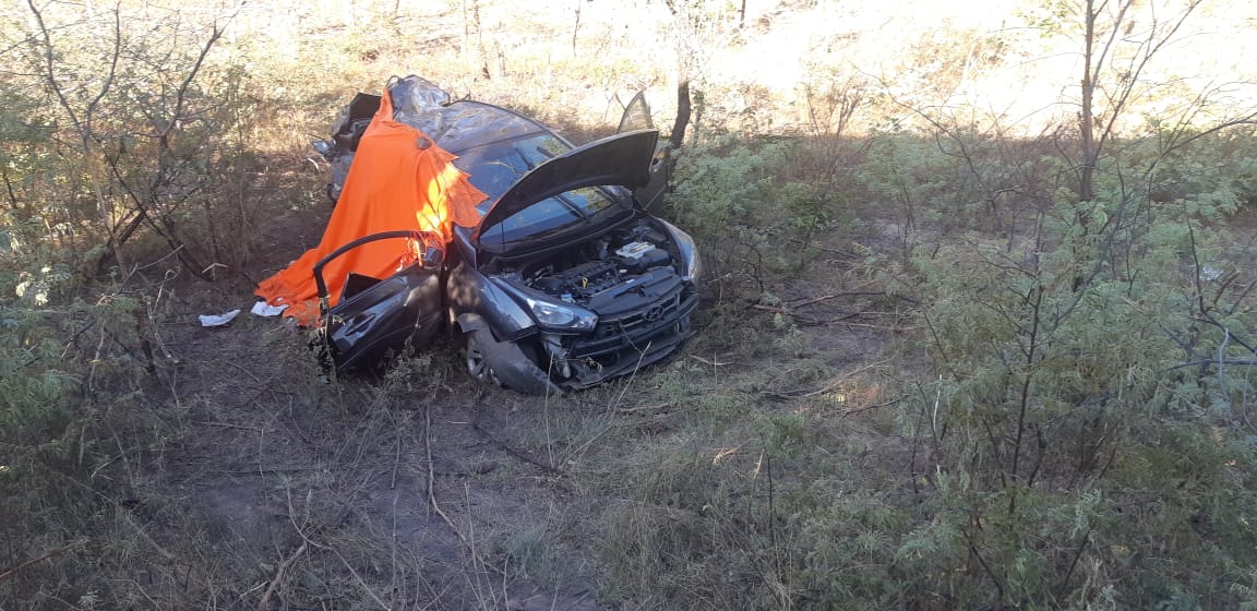 Após colisão, carro desceu uma pequena ribanceira e os dois ocupantes morreram no local - Foto: Divulgação/PRF-PI