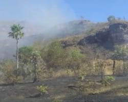 Incêndio de grandes proporções atinge Serra de Santo Antônio em Campo Maior