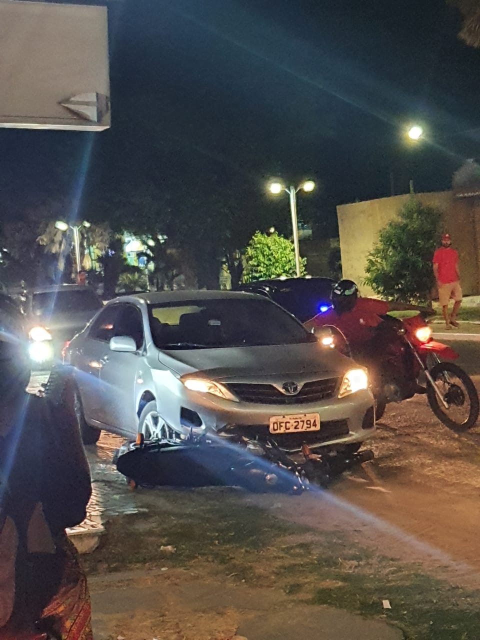 Motorista atropela motociclista e foge arrastando a moto em Parnaíba (Foto: Reprodução/ WhatsApp)