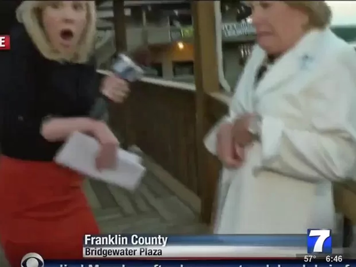 Dois jornalistas de TV afiliada a CBS foram mortos com tiros na Virginia quando conduziam uma entrevista ao vivo. O incidente ocorreu em Bedford County. As imagens mostram que, quando os tiros foram ouvidos, a repórter e uma entrevistada se abaixaram assustadas (Foto: Reprodução/WDBJ 7) 