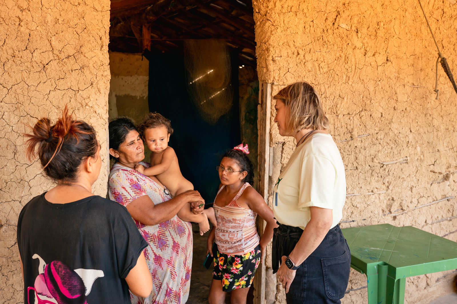 Candidata Dri do BobZ escuta demandas de família no litoral