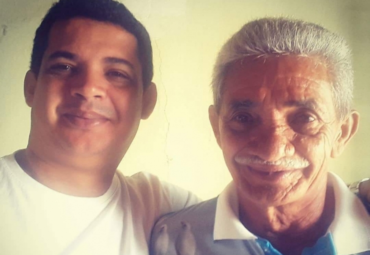 Luis Alves Bezerra ao lado do filho João Arilson