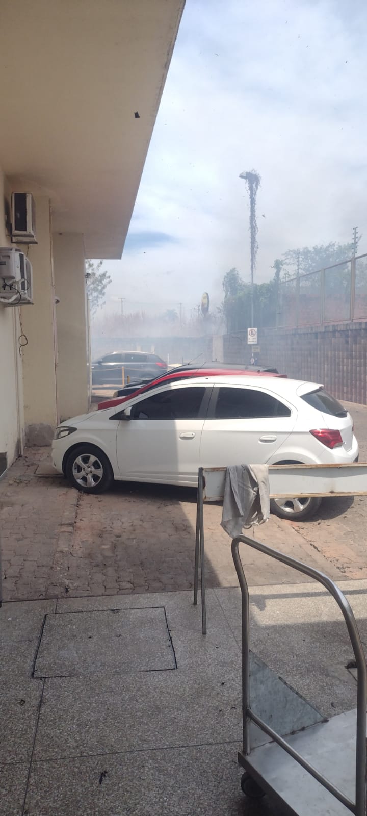 Incêndio é registrado em terreno ao lado do HUT e bombeiros são acionados (Foto: Foto enviada ao Meionorte)