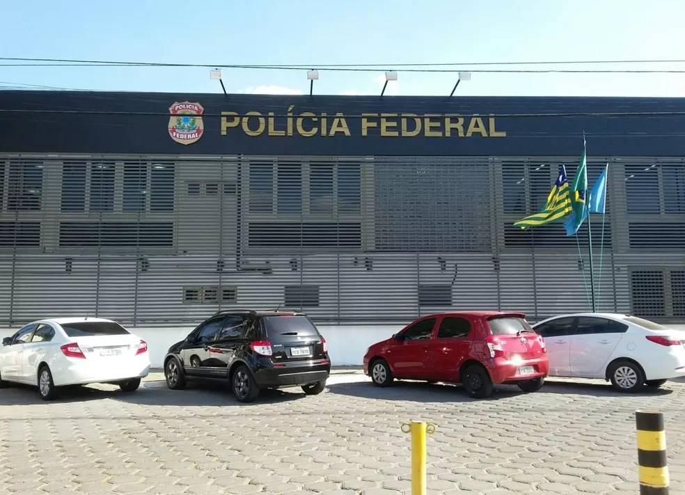 A quadrilha, utilizando de violência e graves ameaças contra os funcionários e suas famílias, conseguiu subtrair cerca de R$ 490 mil
