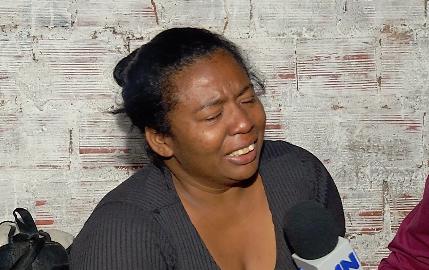 Mãe de José da Cruz Alves chora em desespero pela morte do filho - Foto: Reprodução/Rede Meio Norte