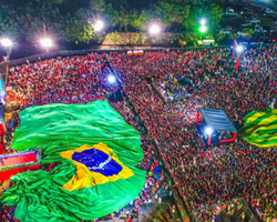 Lula é ovacionado por multidão em ato na zona Leste de Teresina; fotos!