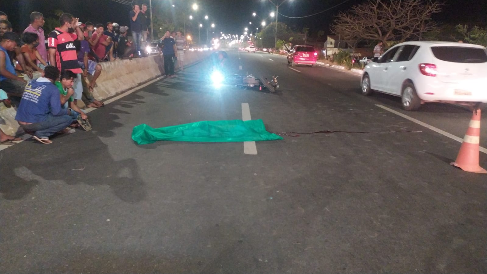 Homem morre atropelado por moto após tentar atravessar a BR-316 em Teresina (Foto: Ivan Lima/ Rede MN)