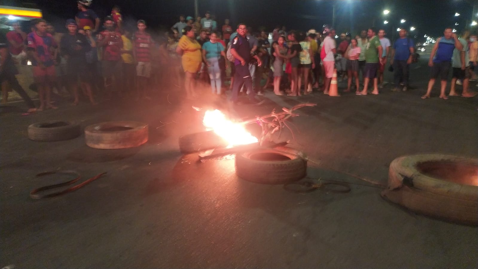 Populares interditaram a via e colocaram fogo em pneus como forma de manifestação (Foto: Ivan Lima/ Rede MN)