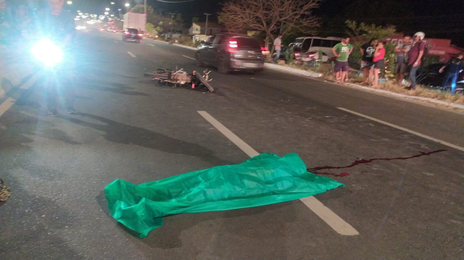 Homem morre atropelado por moto após tentar atravessar a BR-316 em Teresina (Foto: Ivan Lima/ Rede MN)