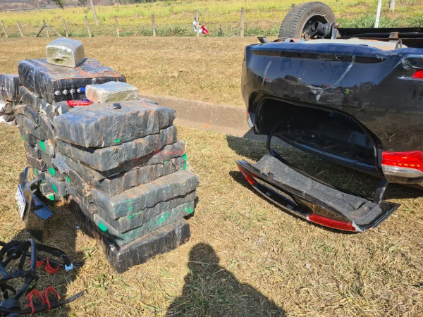 Carro com 509 kg de drogas capota durante perseguição em Rodovia (Foto: Policia Rodoviária)