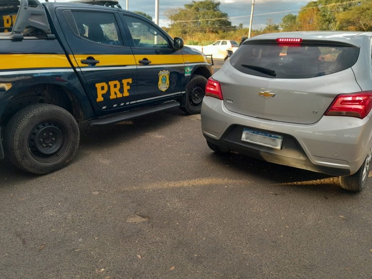 PRF recupera veículo adulterado e condutor é preso por receptação (Foto: PRF)