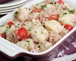 Salada de batata com atum para incrementar as refeições do dia a dia! 
