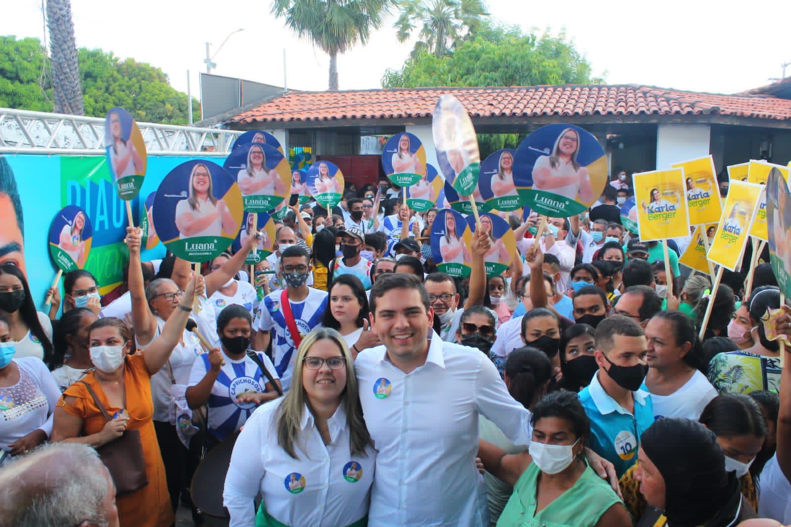 Luana Barradas e Daniel Carvalho com apoiadores