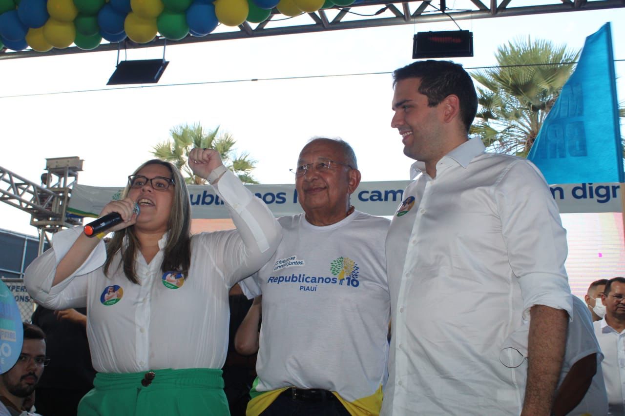 Luana Barradas discursa ao lado do prefeito Dr. Pessoa e do superintendente Daniel Carvalho (Saad Norte)