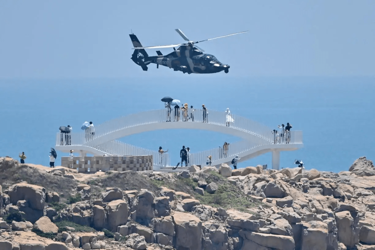 Helicóptero militar sobrevoa a Ilha Pingtan após visita de Pelosi   (Foto: Hector Rematal/AFP)