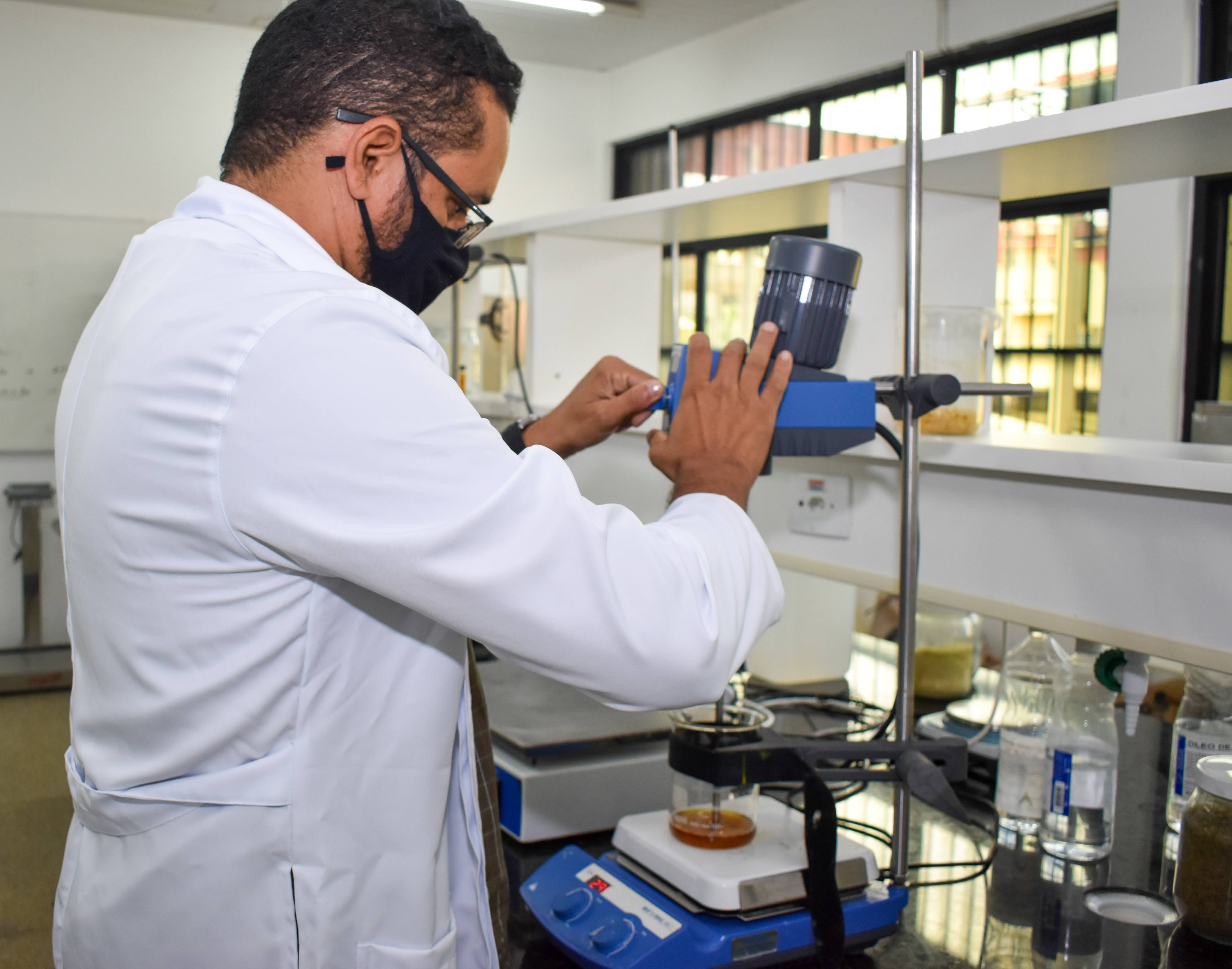 Professor Assis Mota manuseia equipamentos durante análise do óleo de buriti - Foto: Ascom